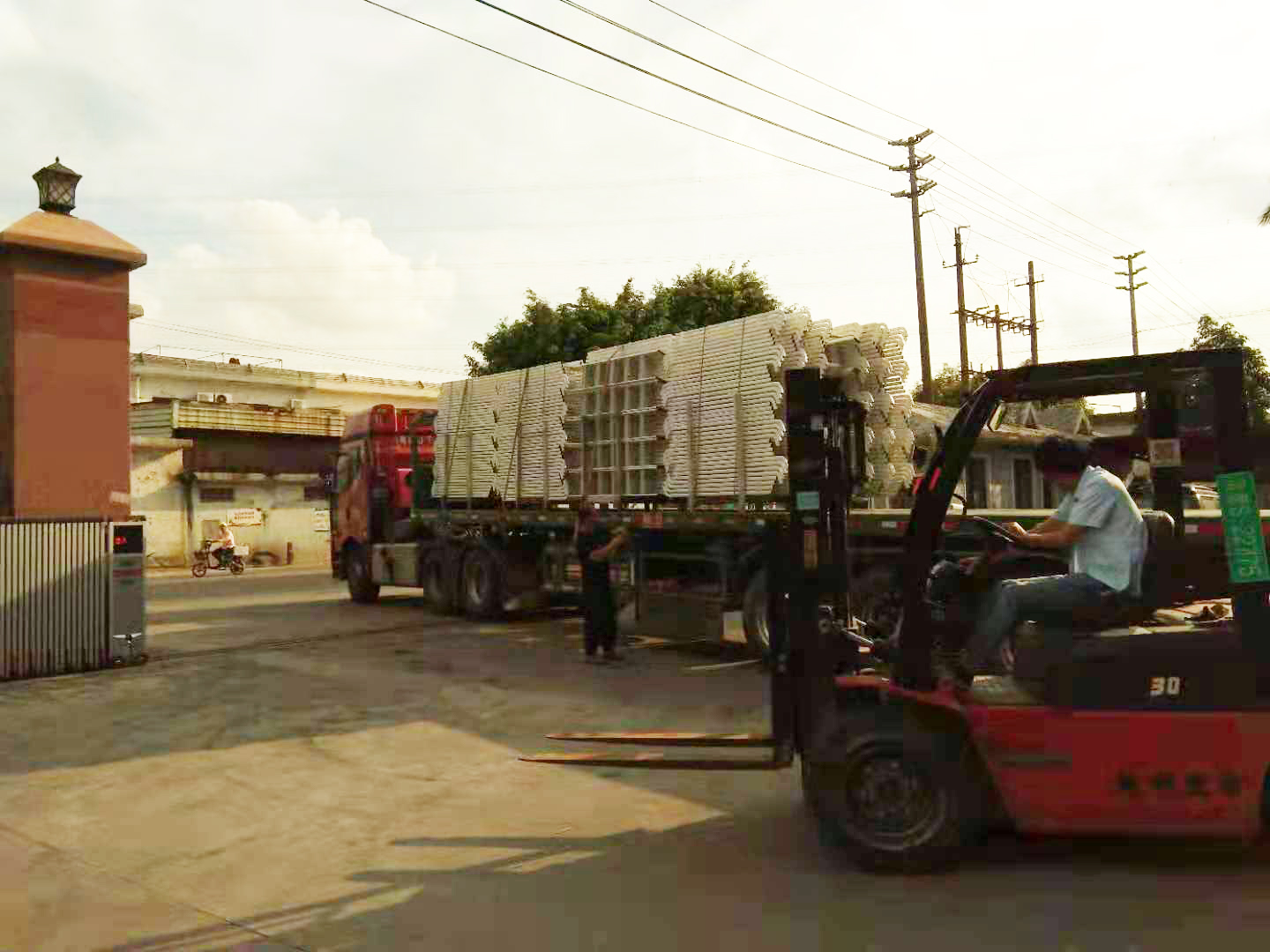 鐵架床廠家送貨到比亞迪廠區下雨了！