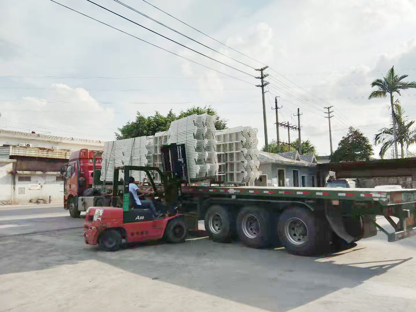 生產上下鋪鐵床廠家如何發貨？