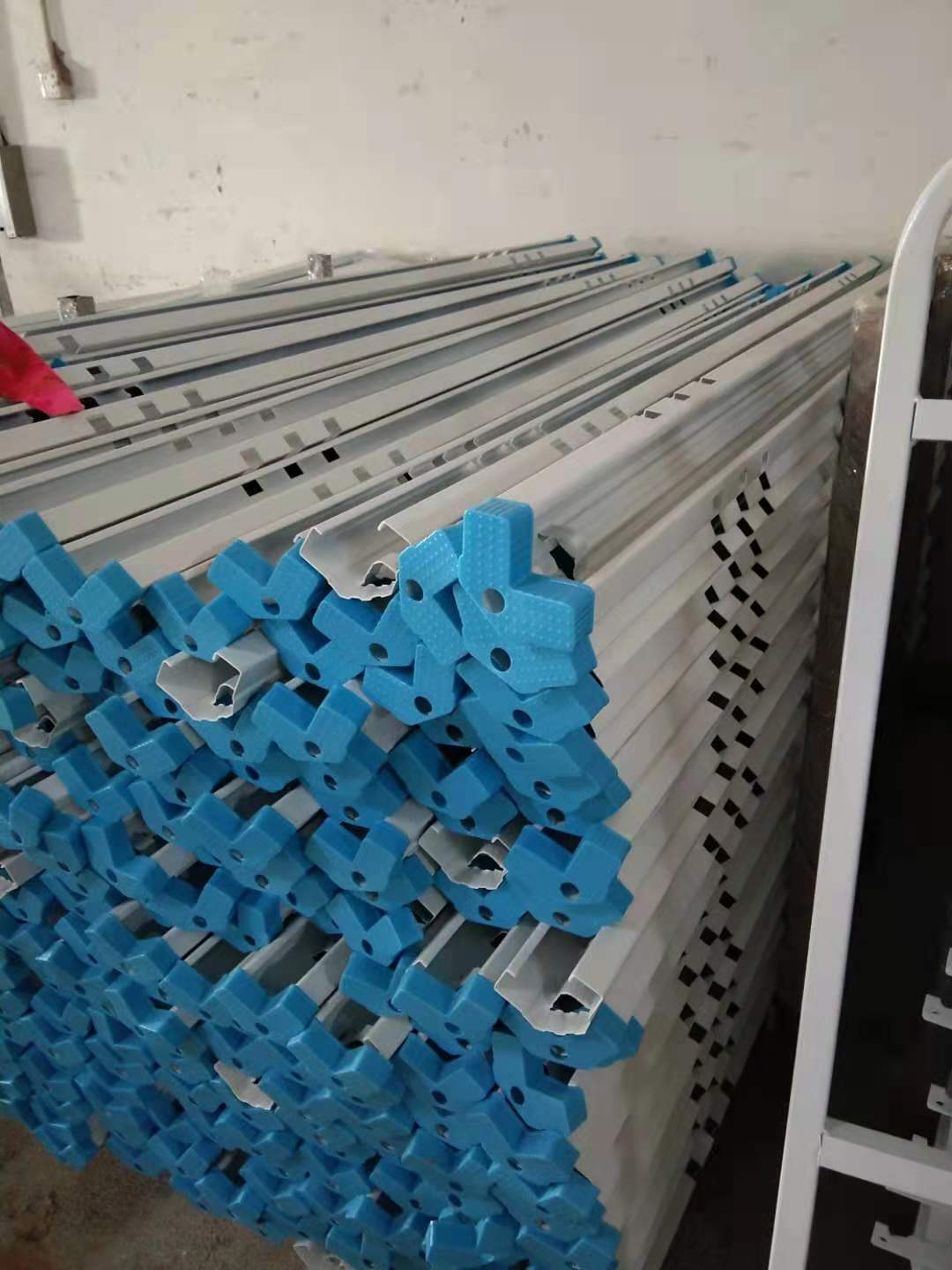 學生公寓床是卡扣好還是螺絲好？