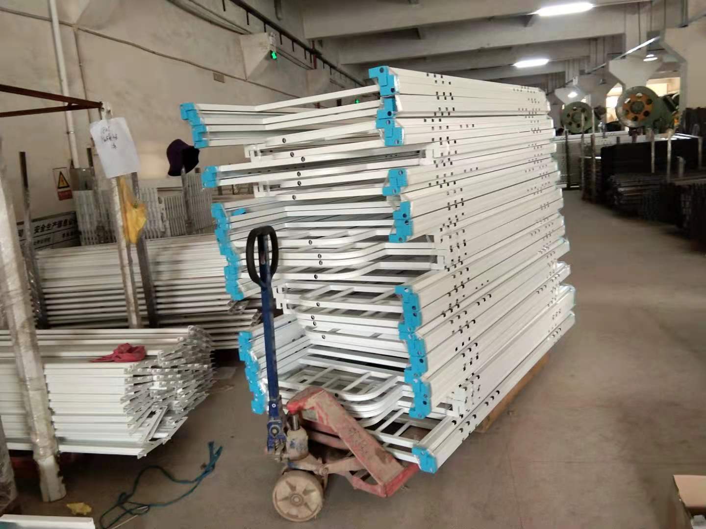 署假之際，我們正在做學校宿舍雙層鐵床！