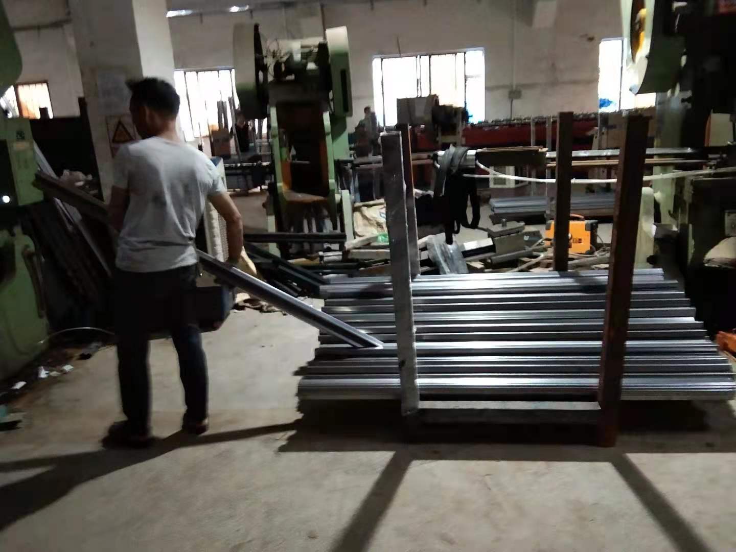 上下鋪鐵床用什么材料做的好？