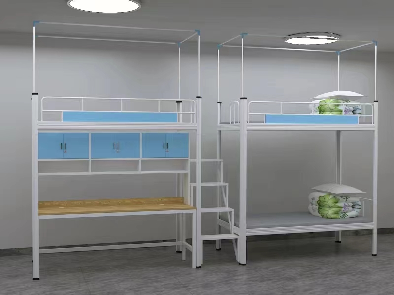 兩個鐵床架睡三個人？